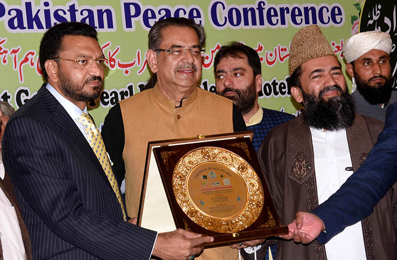 Maulana Abdul Khabeer Azad giving shield to Caretaker Minister for Religious Affairs and Interfaith harmony, Aneeq Ahmed