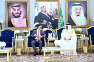 Deputy Governor Riyadh, Prince Mohammed bin Abdulrahman bin Abdulaziz receiving Caretaker Prime Minister Anwaar-ul-Haq Kakar upon his arrival