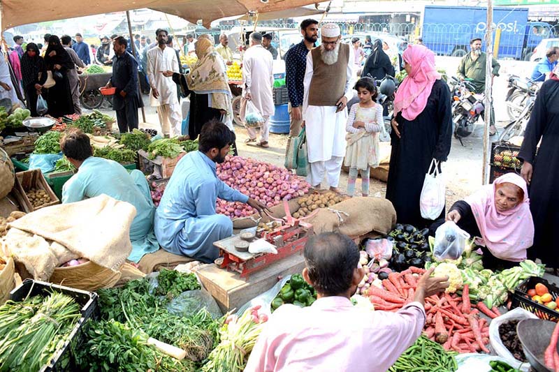 People purchasing vegetables at Bachhat Bazzar, Lines Area