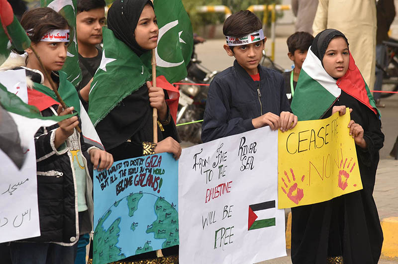 Participants in the solidarity rally with Palestine organized by Majlis Wahdat Muslimeen at Mall Road