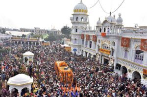 A large number of Sikh yatrees performing their religious rituals on the occasion of 554th birth anniversary of Guru Nanak Dev in Nankana Sahib, Guru Nanak was the founder of the religion of Sikhism and the first of ten Sikh Gurus. His birth is celebrated worldwide as Guru Nanak Gurpurab on Kartik Pooranmashi, the full-moon day in the month of Katak, October–November