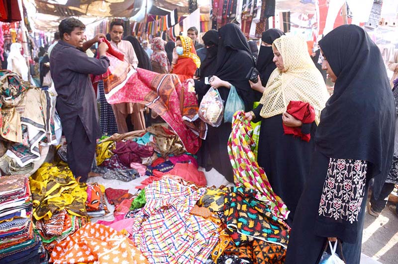People purchasing vegetables at Bachhat Bazzar, Lines Area