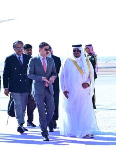 Deputy Governor Riyadh, Prince Mohammed bin Abdulrahman bin Abdulaziz receiving Caretaker Prime Minister Anwaar-ul-Haq Kakar upon his arrival.
