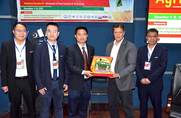 Caretaker Provincial Minister for Agriculture SM Tanveer reciving a shield to agriculture china scientist after addressing 4th Sino-Pakistan Agricultural Forum Sustainable Agriculture for Economic Prosperity & Food Security at the auditorium of the Center for Advanced Studies, University of Agriculture.