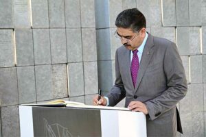 The Caretaker Prime Minister Anwaar-ul-Haq Kakar records his comments in the guest book at Wahat al Karama. 