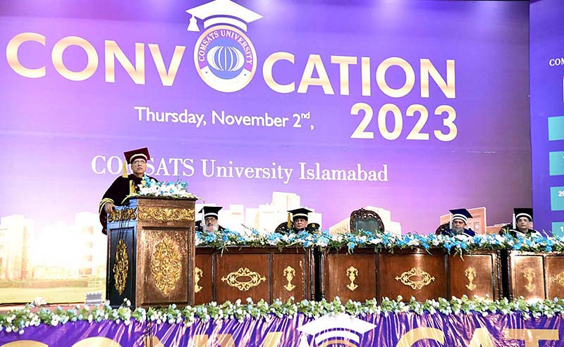 President Dr. Arif Alvi giving away degrees and certificates to graduating students at the 26th Convocation ceremony of the COMSATS University