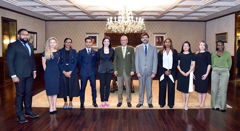 President Dr Arif Alvi in a group photo with a delegation of Oxford Alumni, at Aiwan-e-Sadr