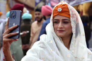 A Sikh woman yatree performing her religious rituals on the occasion of 554th birth anniversary of Guru Nanak Dev in Nankana Sahib, Guru Nanak was the founder of the religion of Sikhism and the first of ten Sikh Gurus. His birth is celebrated worldwide as Guru Nanak Gurpurab on Kartik Pooranmashi, the full-moon day in the month of Katak, October–November