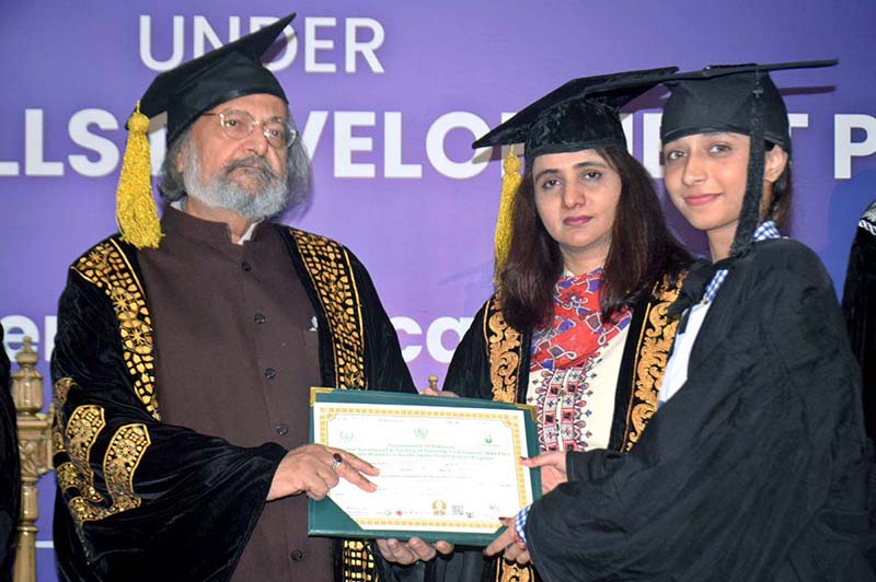 Caretaker Federal Minister for Education and Professional Training Madad Ali Sindhi is addressing the students in the auditorium of University of Lahore