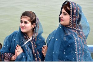 A Sikh woman yatree performing her religious rituals on the occasion of 554th birth anniversary of Guru Nanak Dev in Nankana Sahib, Guru Nanak was the founder of the religion of Sikhism and the first of ten Sikh Gurus. His birth is celebrated worldwide as Guru Nanak Gurpurab on Kartik Pooranmashi, the full-moon day in the month of Katak, October–November