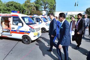 Caretaker Prime Minister Anwaar-ul-Haq Kakar examines the health facilities provided by WHO to the Government of Pakistan.