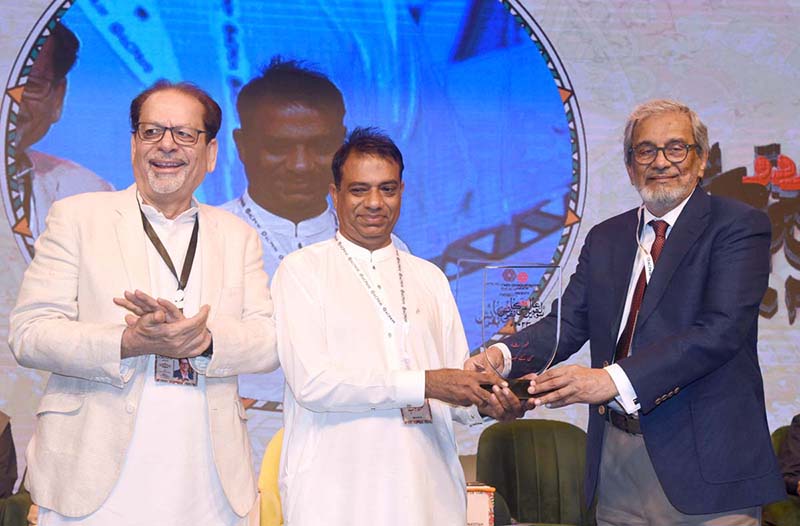 Caretaker Sindh Chief Minister Justice (R) Maqbool Baqar gives away a souvenir to a leading regional literary figure during the International Urdu Conference at the Arts Council of Pakistan.