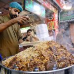 A vendor displaying traditional ‘Kabli Pulao’ to attract the customers at Kabli Chowk