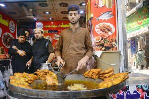 A vendor displaying traditional ‘Kabli Pulao’ to attract the customers at Kabli Chowk