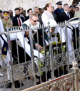 President Dr. Arif Alvi receiving guard of honor during his visit to Mazar-i-Quaid.