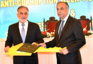 Chairman NAB Lt. Gen. (R) Nazir Ahmed presenting keys of the stolen goods to the Chief Secretary Punjab.