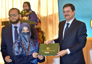 Chairman NAB Lt. Gen. (R) Nazir Ahmed presenting keys of the stolen goods to the Chief Secretary Punjab.