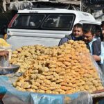 A vendor selling ‘gurr’ at his roadside setup in Muslim Bazaar