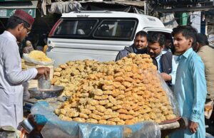 A vendor selling ‘gurr’ at his roadside setup in Muslim Bazaar