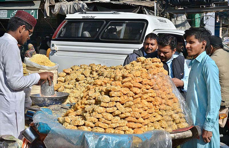 A vendor selling ‘gurr’ at his roadside setup in Muslim Bazaar