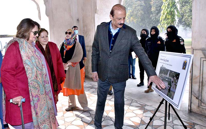 Wall City DG Kamran Lashari briefs First Lady Begum Samina Arif Alvi during her visit to Shalimar Bagh