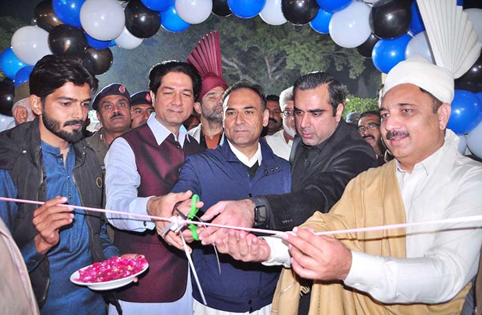 Commissioner Sargodha along with others cutting ribbon during opening ceremony of ‘Lok Mela’ organized by Parks and Horticulture Authority Sargodha
