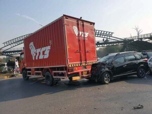 A view of accident after a vehicle hit to another at Islamabad Expressway.