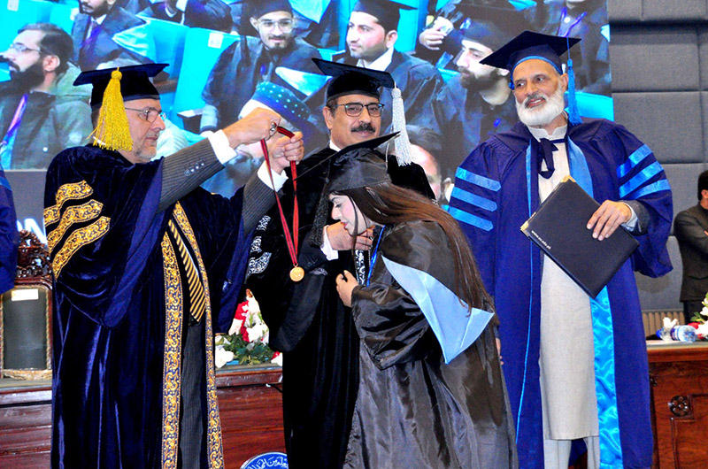 A Group photo of VC University of Sargodha Pro Dr Qaisar Abbas with students during last day of 10th Convocation of the University of Sargodha