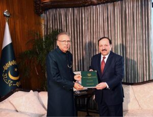 Senior Member Federal Public Service Commission, Mr. Akbar Hussain Durrani presenting Annual Report- 2022 of FPSC to President Dr Arif Alvi, at Aiwan-e-Sadr