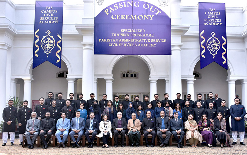 President Dr Arif Alvi in a group photo with the participants of 46th Specialized Training Program of Pakistan Administrative Service