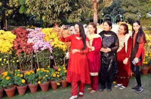 women takes a selfie in a flower show at Jilani Park Race Course