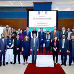 Caretaker Prime Minister Anwaar-ul-Haq Kakar in a group photo with the prominent members of Pakistan Stock Exchange.