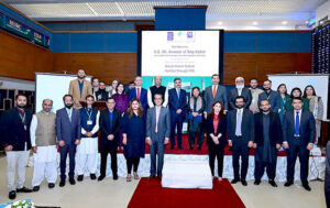 Caretaker Prime Minister Anwaar-ul-Haq Kakar in a group photo with the prominent members of Pakistan Stock Exchange.