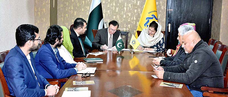 Secretary Senate, Mohammad Qasim Samad Khan and Secretary General (IPC), Former Senator Sitara Ayaz signing the memorandum of understanding (MOU) between Senate Secretariat and International Parliamentarians’ Congress (IPC) at Parliament House