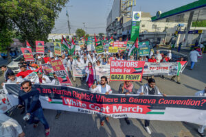 Karachi Medical Forum organizes White Coat March in support of Palestinians