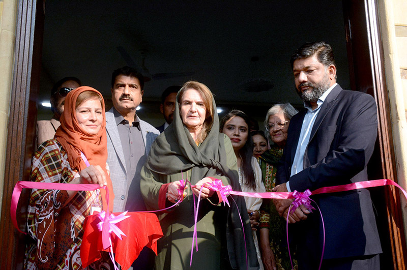 First Lady Samina Arif Alvi cutting ribbon to inaugurate Prof Shahida Kazi Women Complex at Karachi Press Club