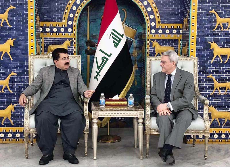 Chairman Senate, Muhammad Sadiq Sanjrani of Pakistan being received by Iraqi Deputy Foreign Minister, Mohammed Hussein Mohammed Bahr-Aluloom along with a delegation at state lounge on his arrival at Baghdad