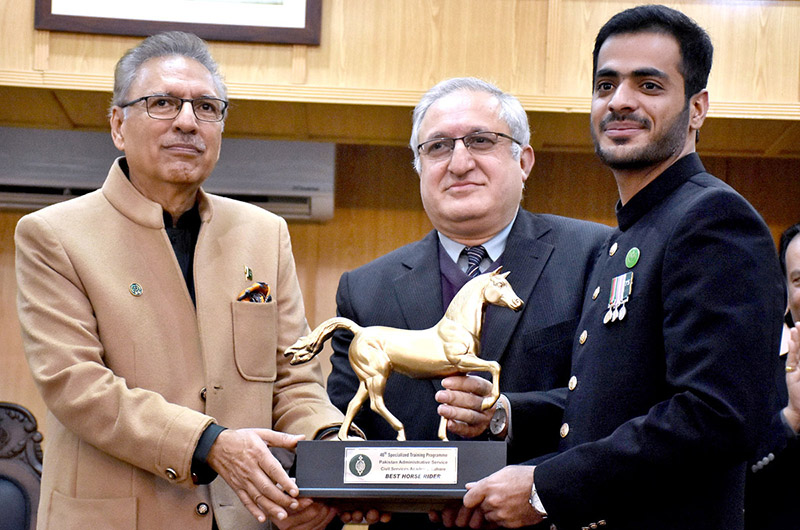 President Dr Arif Alvi is distributing awards to the participants during the passing out ceremony of 46th Specialized Training Program 2023 Pakistan Administrative Service at Civil Services Academy Lahore