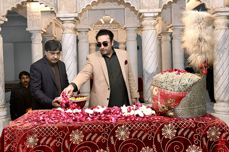 Chairman PPP Bilawal Bhutto Zardari showering flowers at the grave of Shaheed Zulfiqar Ali Bhutto at Garhi Khuda Bakhsh