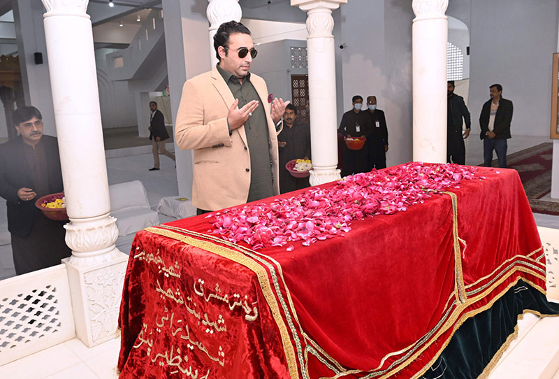 Chairman PPP Bilawal Bhutto Zardari showering flowers at the grave of Shaheed Zulfiqar Ali Bhutto at Garhi Khuda Bakhsh