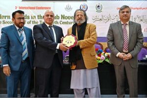 Caretaker Federal Minister for Education and Professional Training, Madad Ali Sindhi giving shield to participant during 3rd International Conference on "Modern Trends in the Arab Novel in the Second Half of the Twentieth Century” organize by AIOU at Academic Auditorium