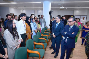 Caretaker Prime Minister Anwaar-ul-Haq Kakar interacting with students and faculty of Aga Khan University