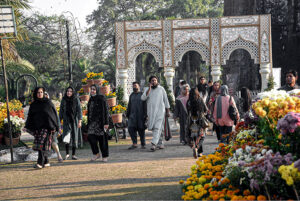 Citizens are observing a flower show at Race Course Jilani Park.