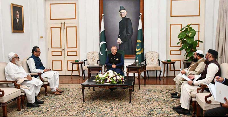 President Dr. Arif Alvi and Caretaker Federal Minister for Religious Affairs and Interfaith Harmony Dr. Aneeq Ahmed attending meeting with the delegation of Darul Uloom at Governor House