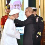 President Dr. Arif Alvi conferring the award of Nishan-i-Pakistan upon Dr. Syedna Mufaddal Saifuddin, Head of the Dawoodi Bohra community at a special investiture ceremony held at Aiwan-e-Sadr