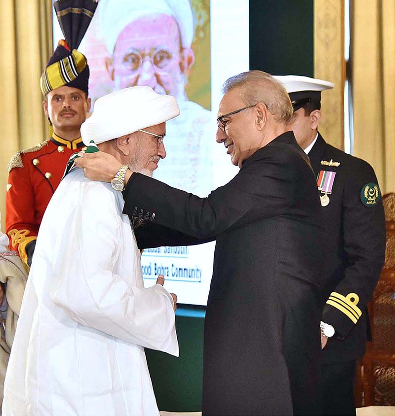 President Dr. Arif Alvi conferring the award of Nishan-i-Pakistan upon Dr. Syedna Mufaddal Saifuddin, Head of the Dawoodi Bohra community at a special investiture ceremony held at Aiwan-e-Sadr