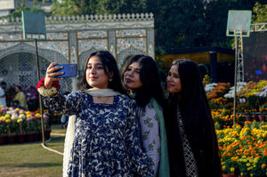 Citizens are observing a flower show at Race Course Jilani Park.