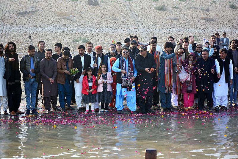 Sindhi writers, intellectuals and Sindhi folk singers throwing rose petals in the Indus River during last sunset of 2023 at Almanzar Picnic Point