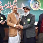 President Dr Arif Alvi distributing the Gold Medals to the Honour the workers of Pakistan Movement during the 29th Annual Gold Medal ceremony of Tehreek-e-Pakistan Trust organized by Nazriya-e-Pakistan Trust and Pakistan Worker Trust