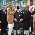 President Dr Arif Alvi distributing the Gold Medals to the Honour the workers of Pakistan Movement during the 29th Annual Gold Medal ceremony of Tehreek-e-Pakistan Trust organized by Nazriya-e-Pakistan Trust and Pakistan Worker Trust.